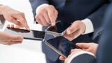 スマホを持つ現代人