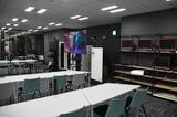 モニターなどの機器は貸し出し可能（記者撮影）