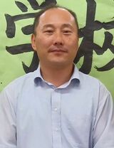 青木正文（あおき・まさふみ）静岡県立ふじのくに中学校磐田本校教諭講師時代よりメディアリテラシー教育に関わりICTに長年取り組む。磐周地区情報教育研究部長や磐周地区特別支援教育研究部長を経て、2024年より現職。社会科と日本語の授業、ICTを担当しつつ、教務課長を務める
