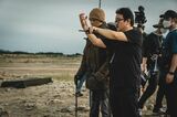 ゾンビ世界ヒット映画『新感染ファイナル・エクスプレス』（2016年）の監督ヨン・サンホが手掛ける新作は期待通りの面白さ。ユ・アイン（写真左）との撮影現場風景（画像：Netflix）