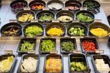 サラダブースは、生野菜を中心に20種類以上が並ぶ。あまり見かけない珍しい野菜もチラホラ（筆者撮影）