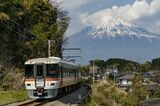 富士の西麓を走って山梨とを結ぶJR身延線（筆者撮影）