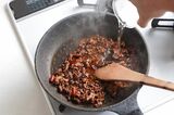水を加える前の肉味噌をご飯にのせてもおいしいでしょう