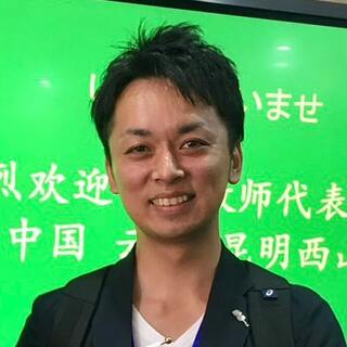 渡辺道治（わたなべ・みちはる）小学校教員の仕事の傍ら、通算200回以上の講演活動や、福祉施設や医療施設での演奏活動、書籍・雑誌・新聞などの執筆活動を展開する。ユネスコやJICAによるアジアを中心とした教育事業や、初等教育算数能力向上プロジェクト(PAAME)においてアフリカの教育支援にも携わるなど国内外において活動中。公立小学校勤務を経て、2022年度より瀬戸SOLAN小学校教諭。23年度から米ダラスの補習校における年間学習指導アドバイザーも兼務。『学習指導の「足並みバイアス」を乗り越える』（学事出版）、『子どもと心でつながる教師の対話力』（学陽書房）、『BBQ型学級経営』（東洋館出版）など著書多数