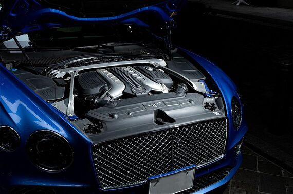 エンジンルームには、伝統のW12ツインターボエンジンが鎮座する。6L W12のほか、4L V8と2タイプのエンジンを設定