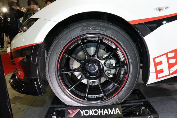 ロードスターの足元には、ヨシムラのロゴやカラーリングをあしらった「TC105Xヨシムラエディション」がインストールされる