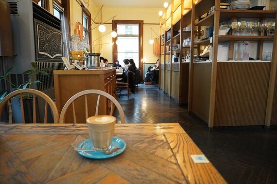 ラテとカフェの店内、ウッドを基調としたインテリア