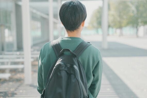 リュックを背負った男性