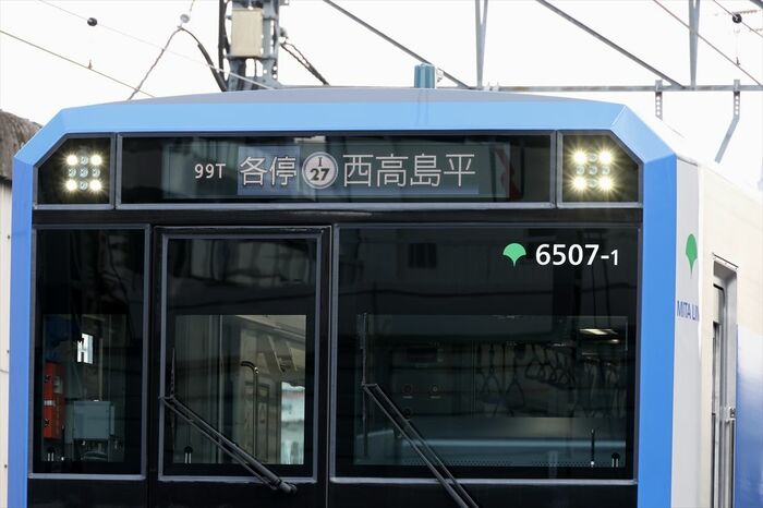 LEDの前照灯と行先表示器