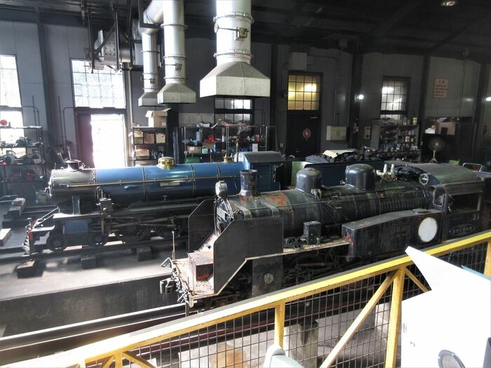 蒸気機関車が何両も待機している