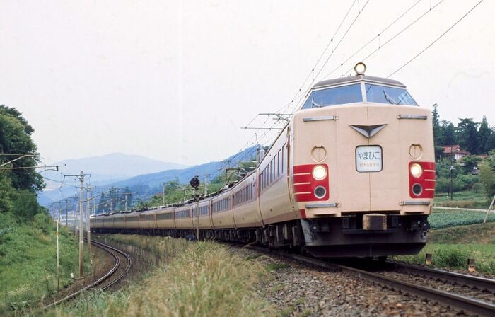 東北本線を走る在来線特急の「やまびこ」