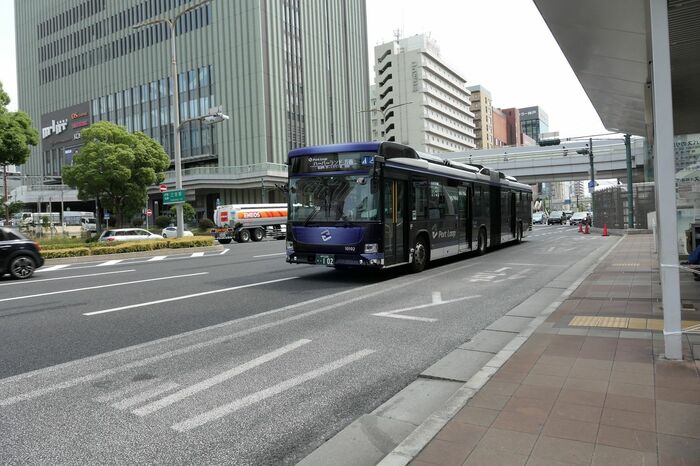 連節バスの「ポートループ」。臨海部の観光地を巡る