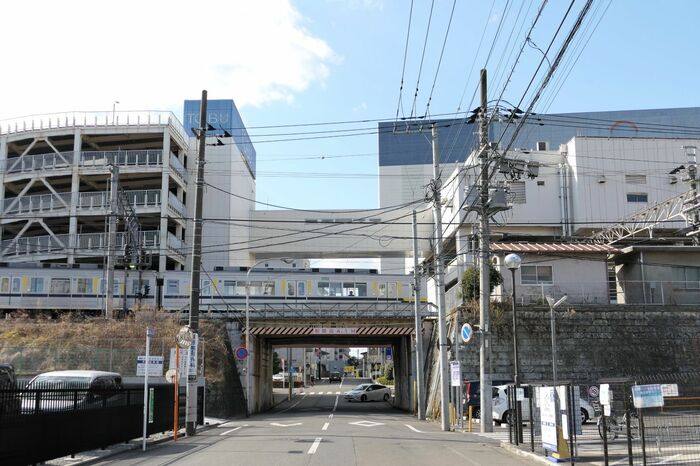 奥に見える道路上空の通路がプラザブリッジ