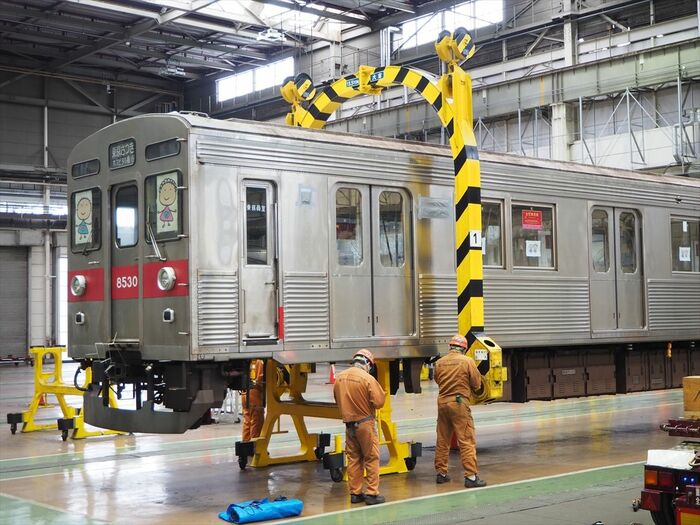クレーンを車体に取り付ける