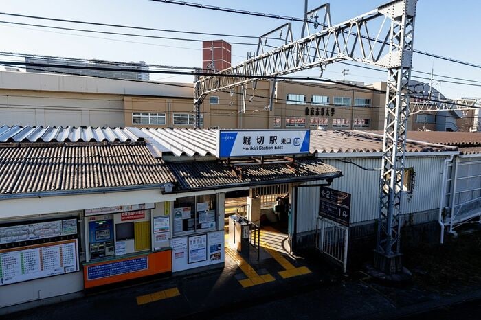 上り線・下り線それぞれのホームに駅舎が