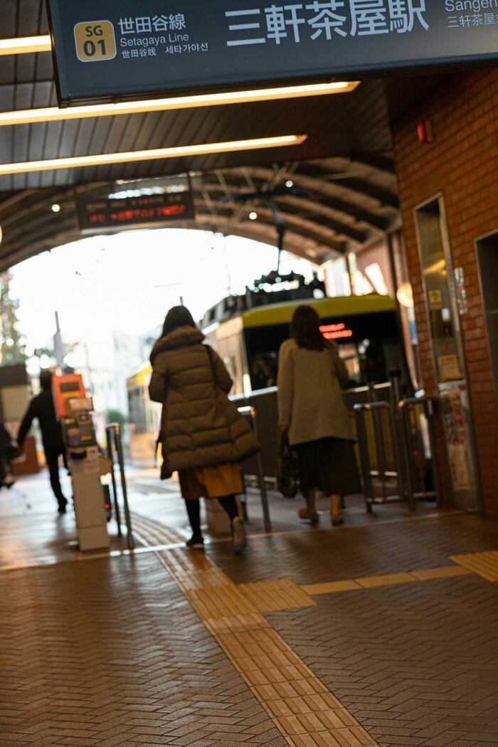 三軒茶屋駅では車内ではなくホーム上に改札が。