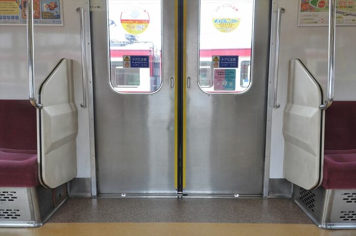 袖仕切りは更新工事の際に大型のパネルになった