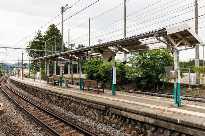 大桑駅もホームは玉石積。鬼怒川の河原の石を