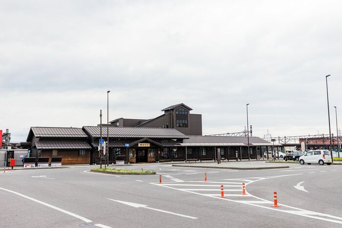 木造の黒壁駅舎が印象的な下今市駅。駅の北側に