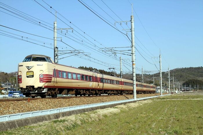 福知山線で特急「こうのとり」の運用に就く381系