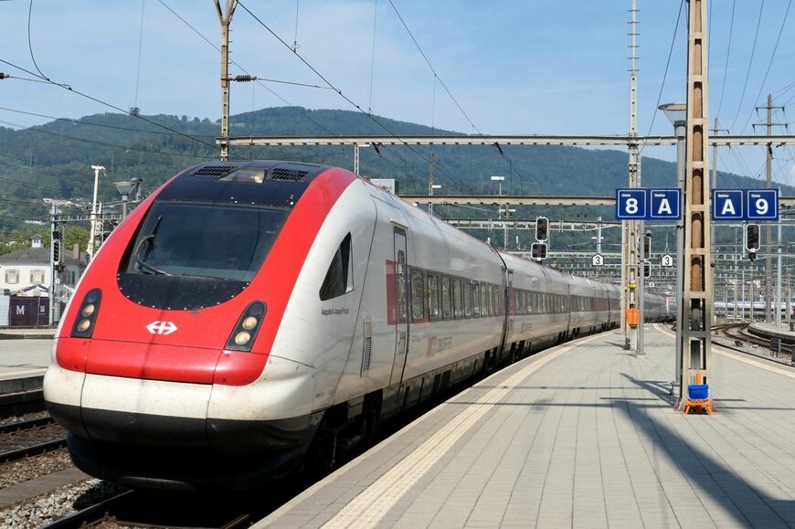 2階建てではないインターシティは、ヌーシャテル経由で東西を結ぶ（筆者撮影）