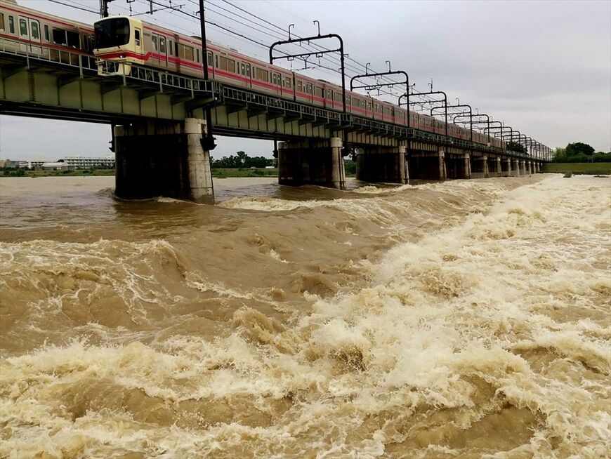 集中豪雨で増水した多摩川を渡る8000系（撮影：南正時）