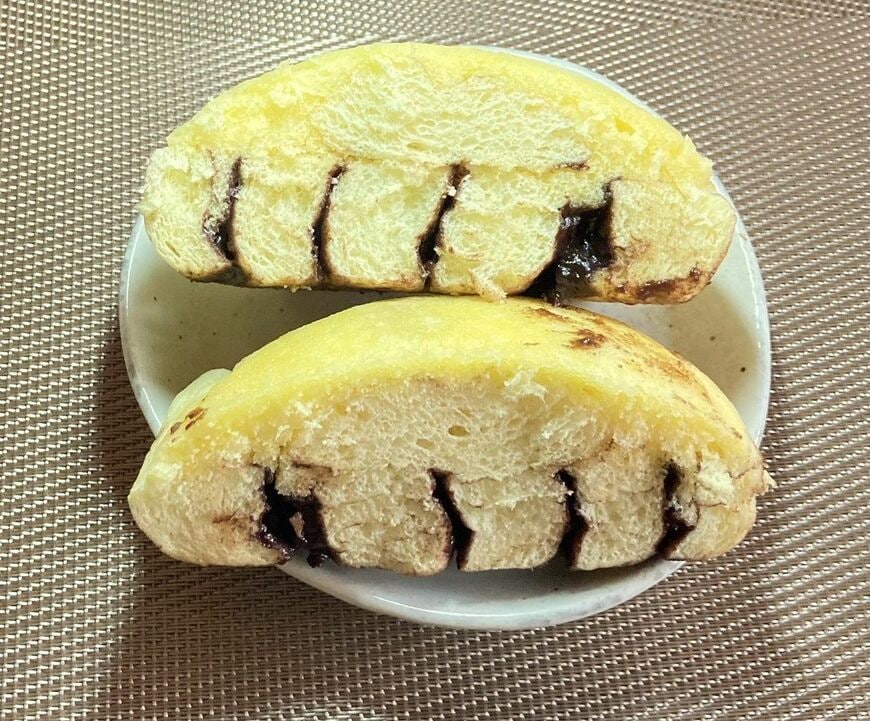表面に濃い黄色のパンが乗っているのが特徴。人気のショコラは、チョコレートがたっぷり（写真：筆者撮影）