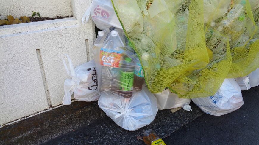 可燃ごみとして排出された飲み残し入りのペットボトル（筆者撮影）