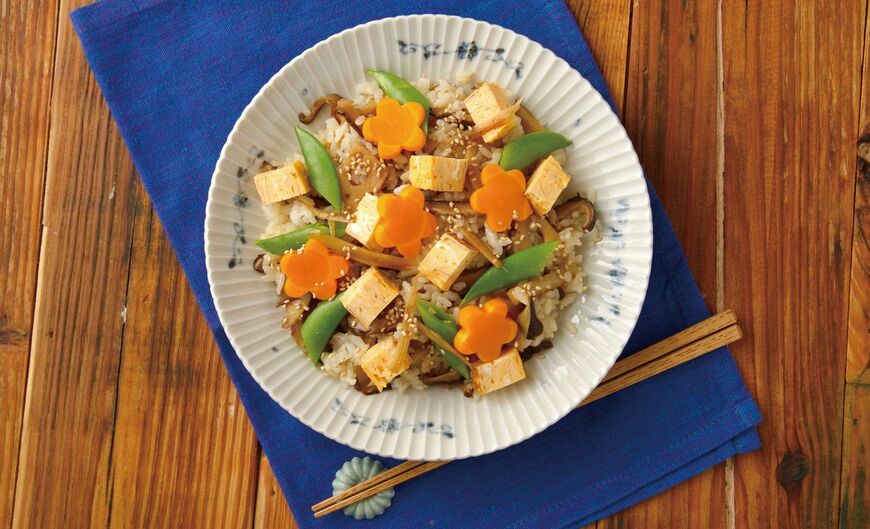 次回の記事では「おいしい具材」の作り方も解説。写真は、安部氏が開発した「魔法の調味料」さえあれば、簡単につくれる「カンタンパーティー混ぜ寿司」。大人も子どもも喜ぶ大人気の一品（撮影：佳川奈央）