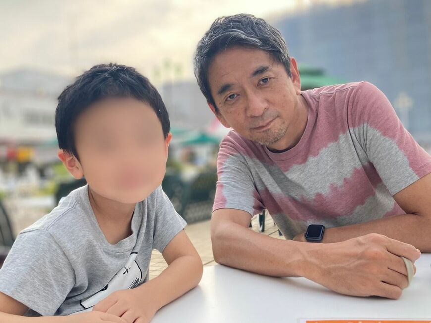 長男とのかけがえのない時間を満喫する東島さん（写真：東島さん提供） 
