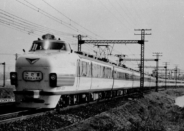 「パーラーカー」クロ151形を先頭に走る151系特急「こだま」（所蔵：南正時　日本国有鉄道広報写真）