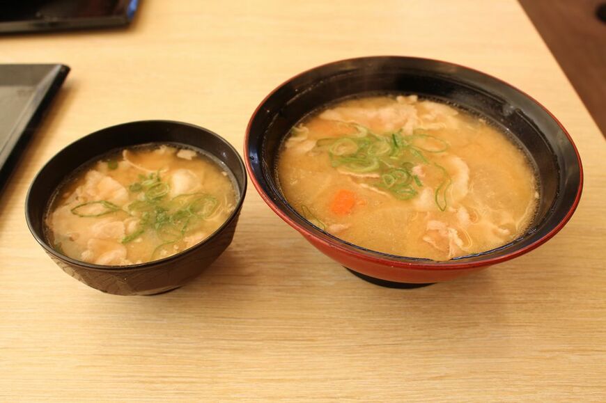 「かつや」の豚汁は豚肉の脂の存在感があるコッテリ味。一方で「ごちとん」はさらりとした味噌の風味が生きる仕立てで別物だと筆者は感じた（写真：鬼頭勇大）