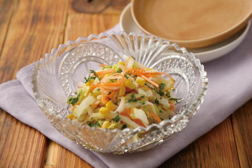 安部氏が開発した「魔法の調味料」さえ用意すれば、手軽で簡単につくれる「余り野菜なんでもコールスロー風」（撮影：佳川奈央）