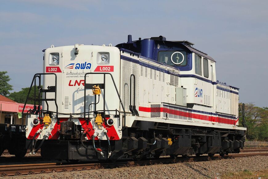 ラオス国鉄に譲渡された元JR北海道のDD51。白色ベースの塗色となった（撮影：伊原薫）