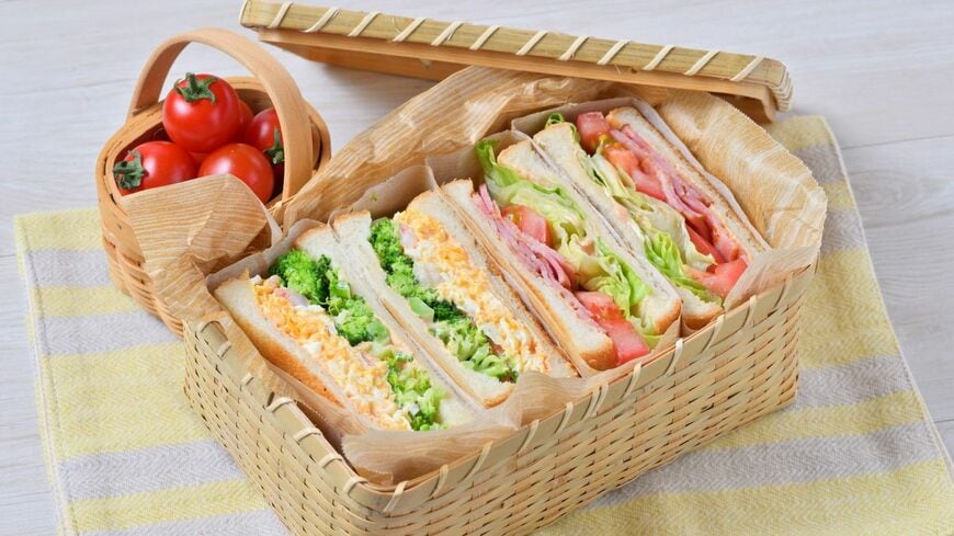 色とりどりのサンドイッチですが、アダムスキー式腸活メソッドでは組み合わせNGの具材があるようです（写真：ぱぱ〜ん／PIXTA）この記事の画像を見る(◯枚)