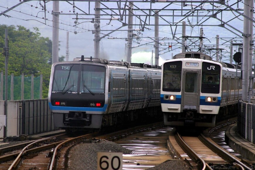 快速マリンライナーの213系と並んだ2000系の試作車「TSE」（撮影：南正時）