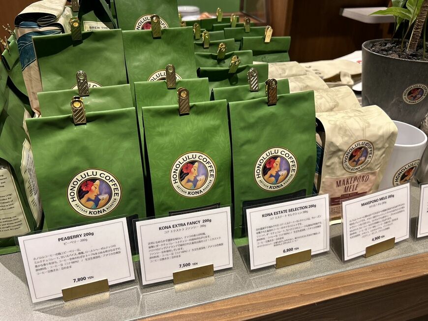 お店で販売されているコーヒー豆。コナ豆100％配合だと7000〜8000円ほど（写真：筆者撮影）