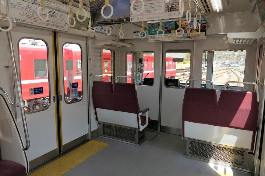 展望席は乗務員室とドアの間の2人掛けシート（記者撮影）