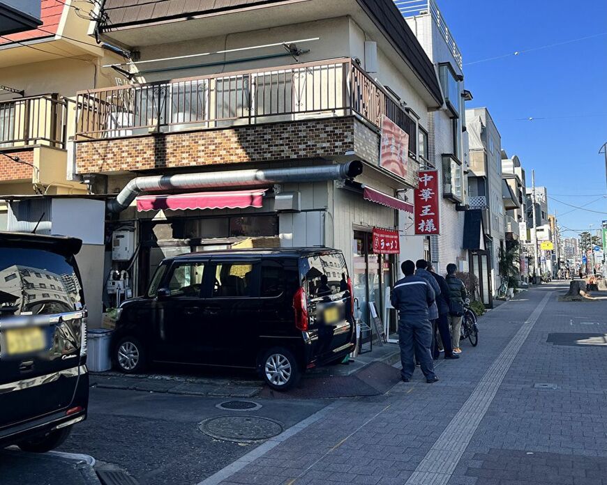 取材後、勢田さんが連れてきてくれた「中華王様」。いつも行列ができているという（筆者撮影）