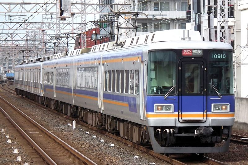 南海電気鉄道の特急「サザン」。後方4両は一般車両（2015年　筆者撮影）