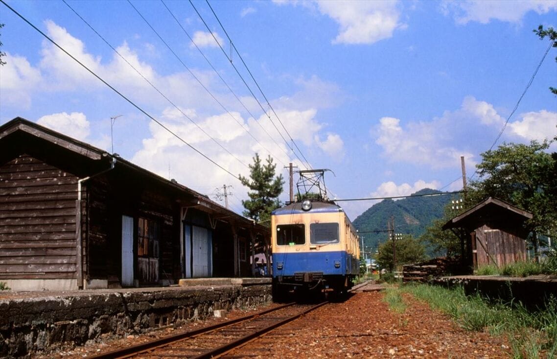粟田部駅に停車する南越線の電車