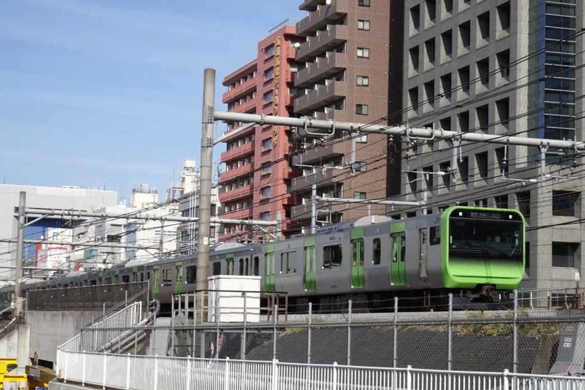 新大久保―高田馬場間を走る山手線のE235系電車