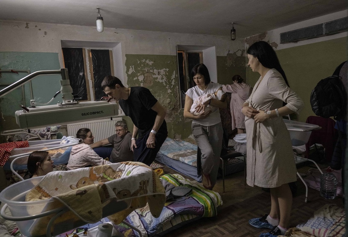 写真が語る｢キエフの地下鉄駅｣信じがたい光景     女性や子ども1万5000人が寝泊まりしている