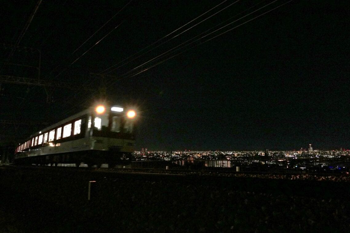 勾配をのぼる電車と夜景