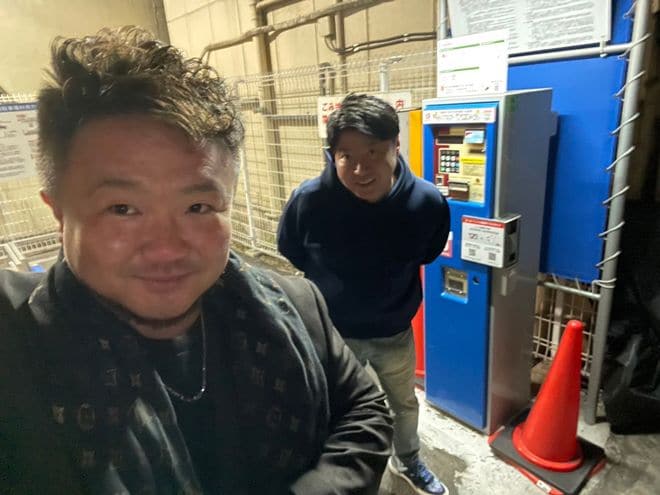 「学びの森」取締役の猪俣文行さんと（写真：高田さん提供)