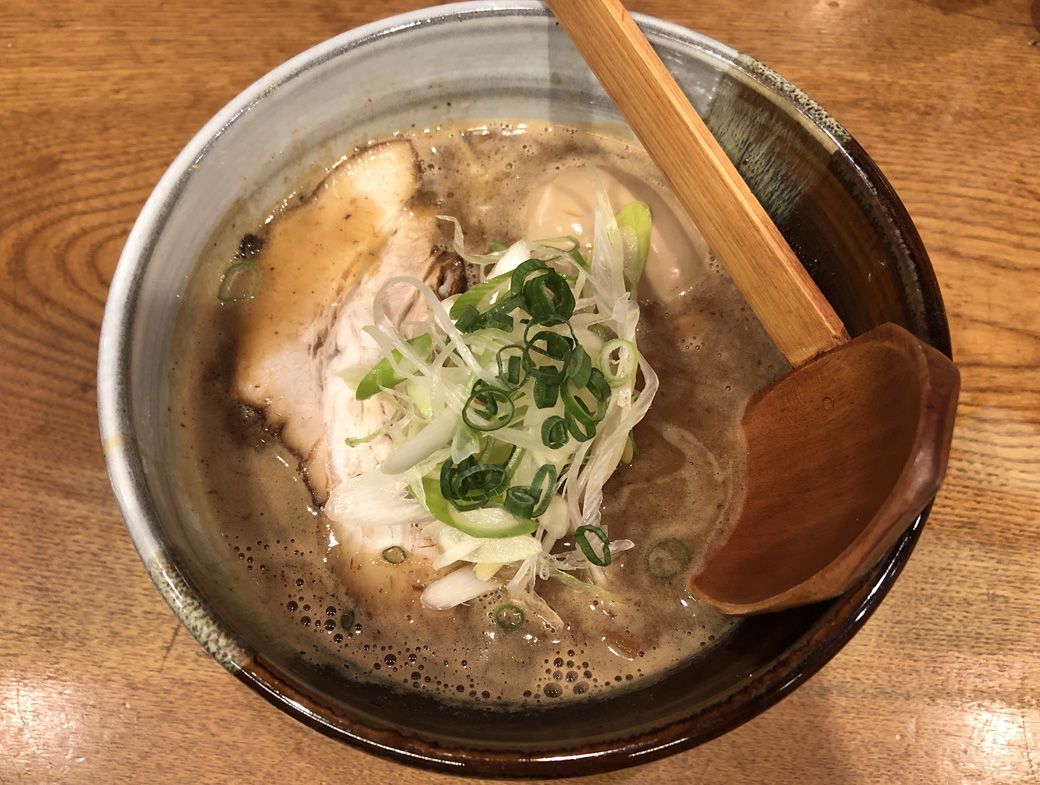 こちらは「渡なべ」のレギュラーメニュー「味玉らーめん」（筆者撮影）