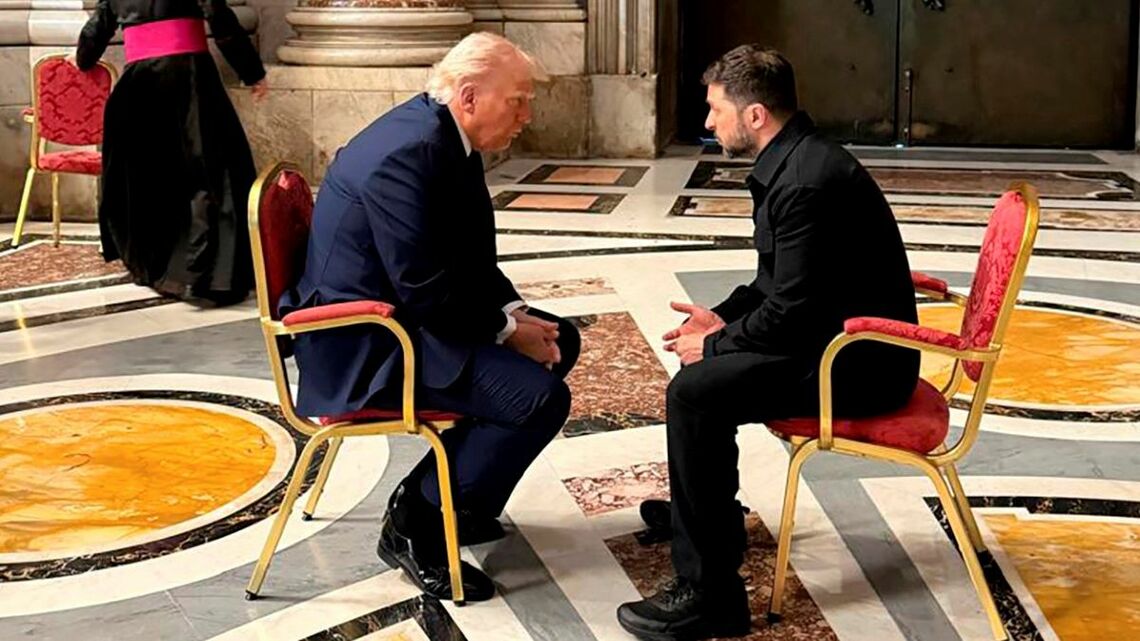 ローマ教皇フランシスコの葬儀前に会談したアメリカのトランプ大統領とウクライナのゼレンスキー大統領。両国の経済協定署名はどんな意味を持つのか、何がまだ足りないのか(写真提供:Ukrainian Presidential Press Office/AP/アフロ)