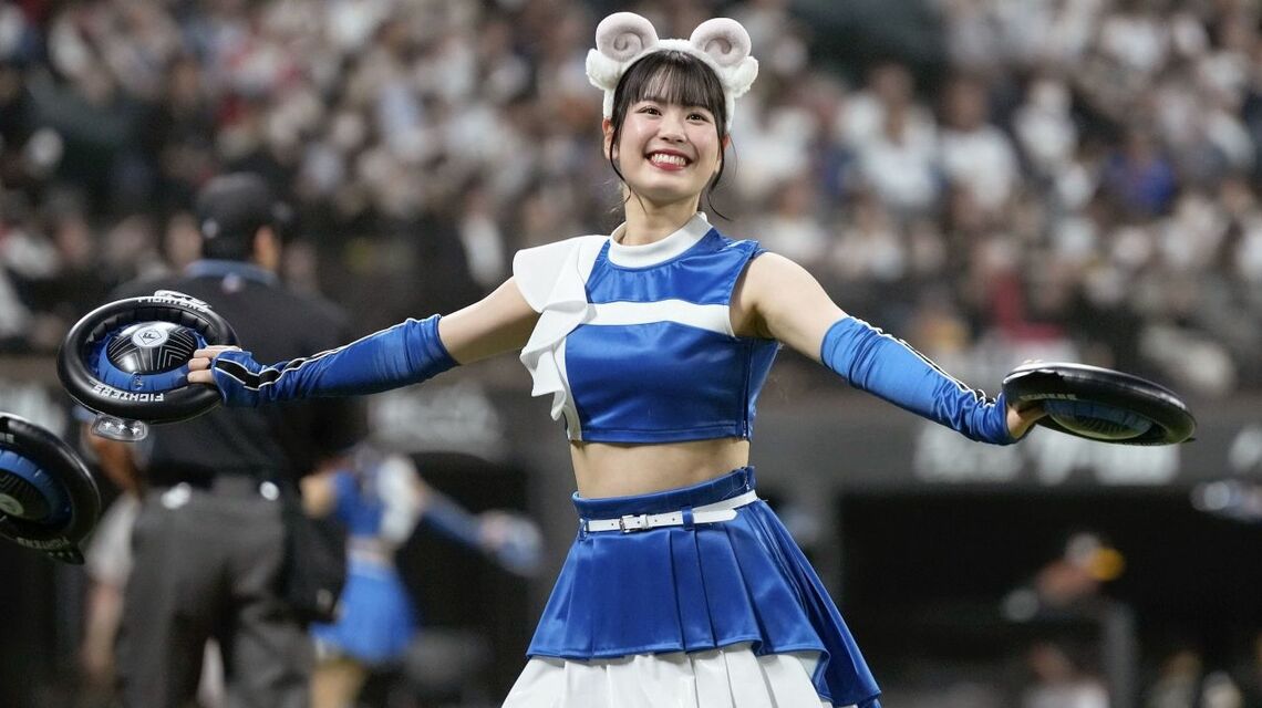 「ジンギスカンダンス」を踊るファイターズガール（写真：共同）