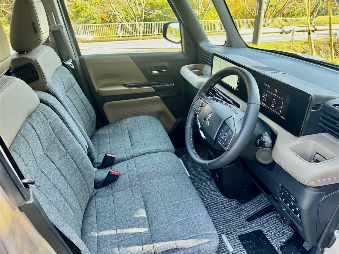 アウトドアアクティビティの際、濡れたものなどを載せることを考えて荷室の内張りは樹脂製となる（筆者撮影）