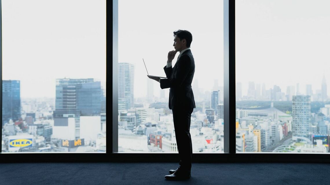 先入観による偏った考えをなくすためには、どのようにしたらいいのでしょうか（写真：ふじよ／PIXTA）